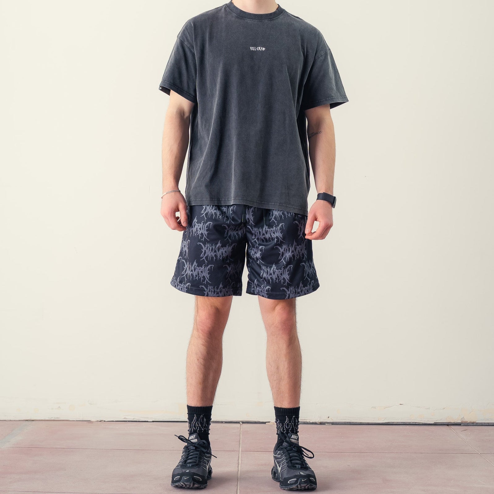 RELAXED CUT SHORTS ALL OVER - BLACKOUT