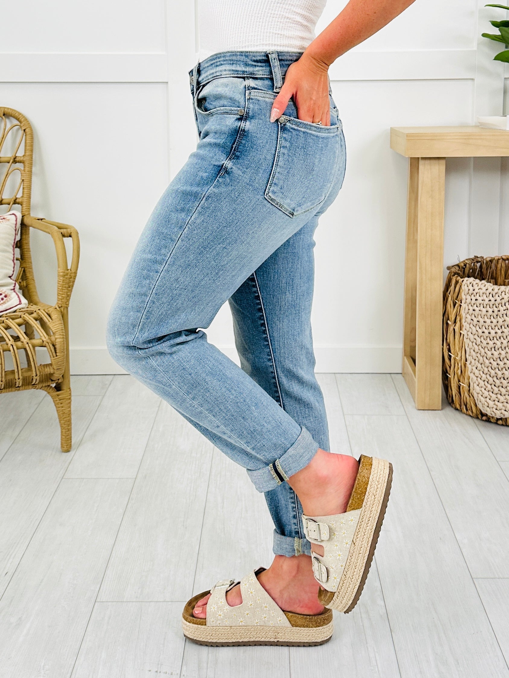 Judy Blue The Bleach Boys Midrise Boyfriend Jeans in Reg/Curvy