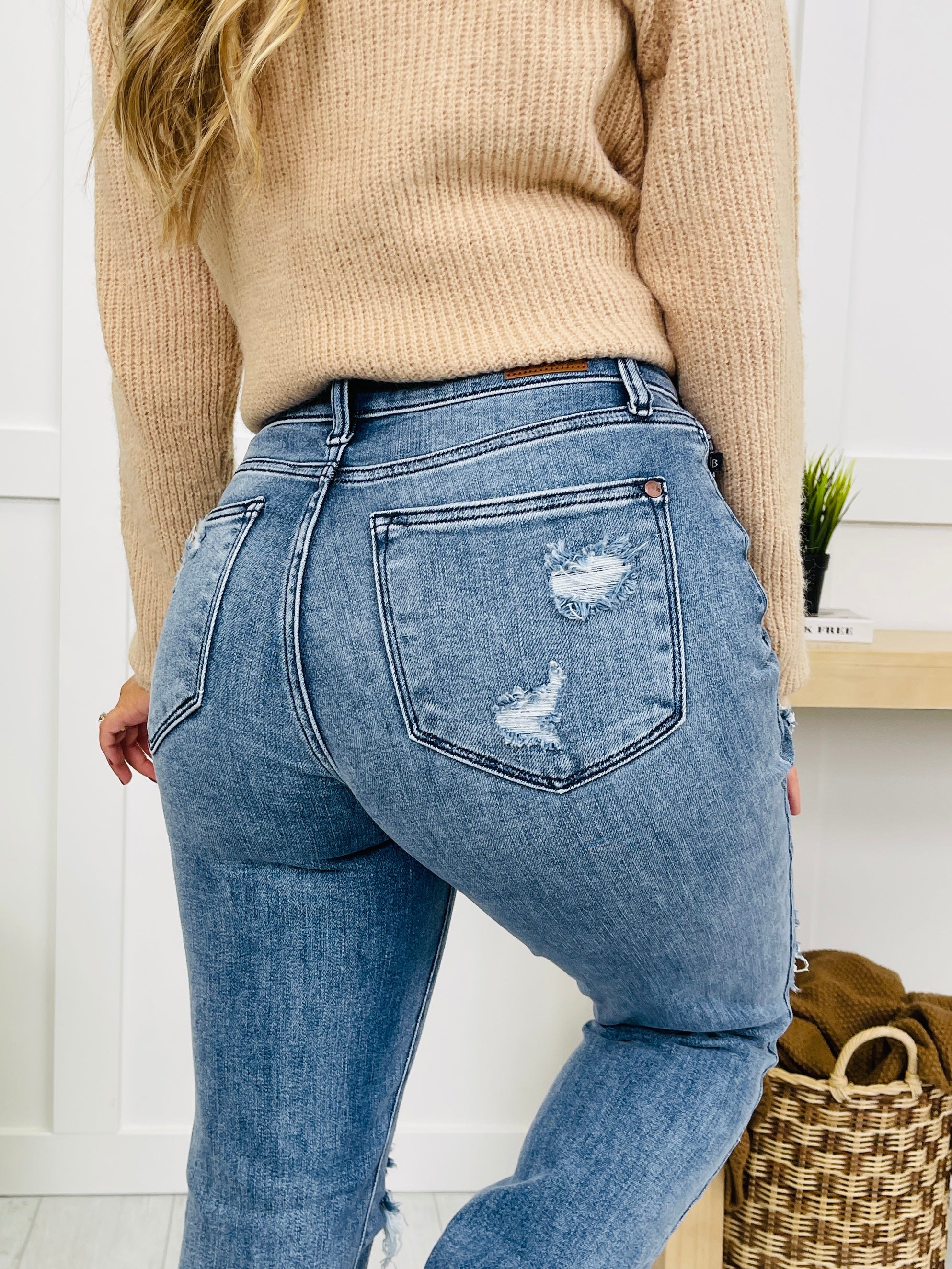 Judy Blue REG/CURVY Get Something Straight Mid Rise Jeans