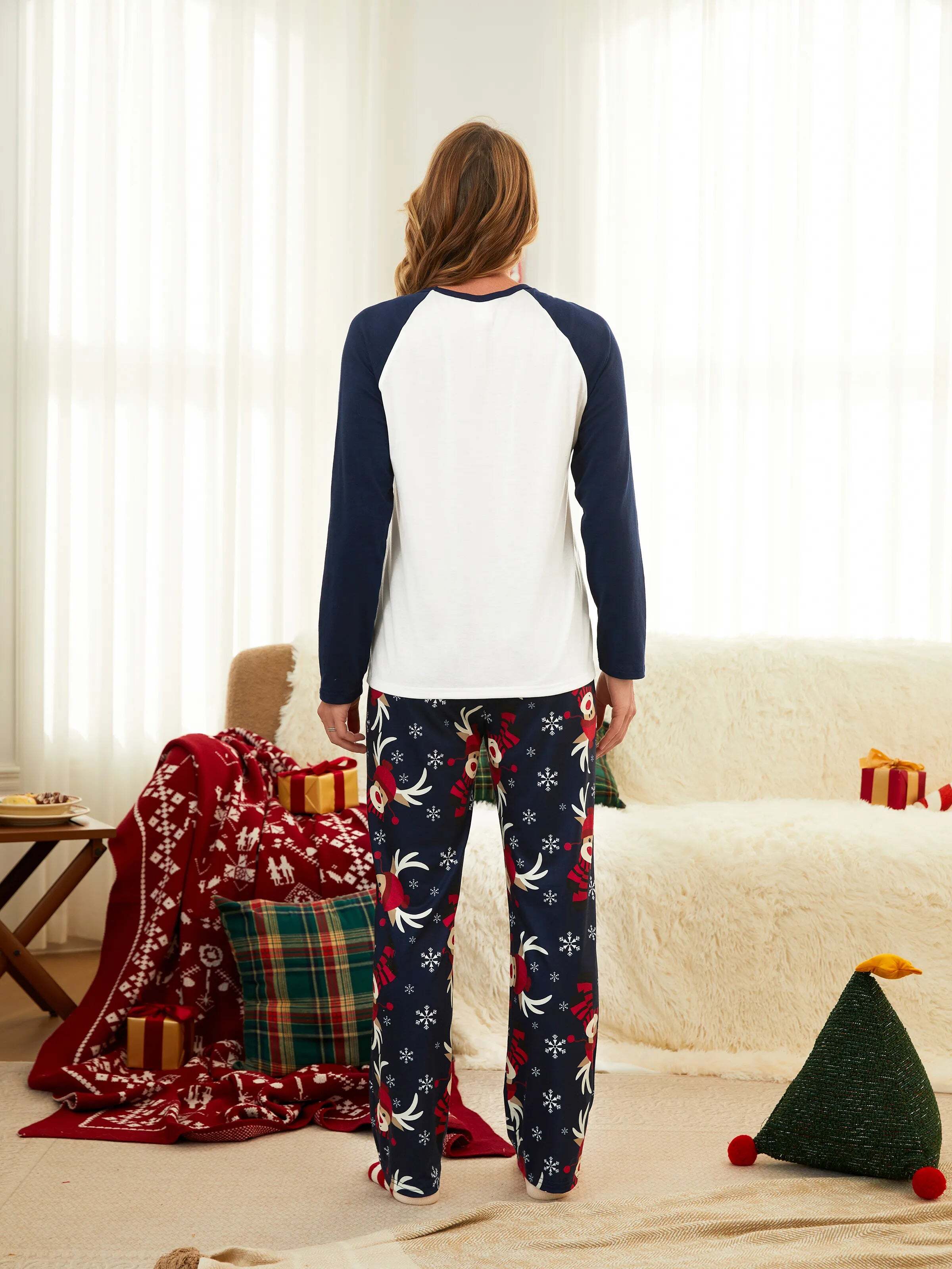 Christmas Family Pajamas Reindeer Pattern Big Graphic Raglan Sleeves Pajamas Sets with Christmas Socks Dark blue/White/Red