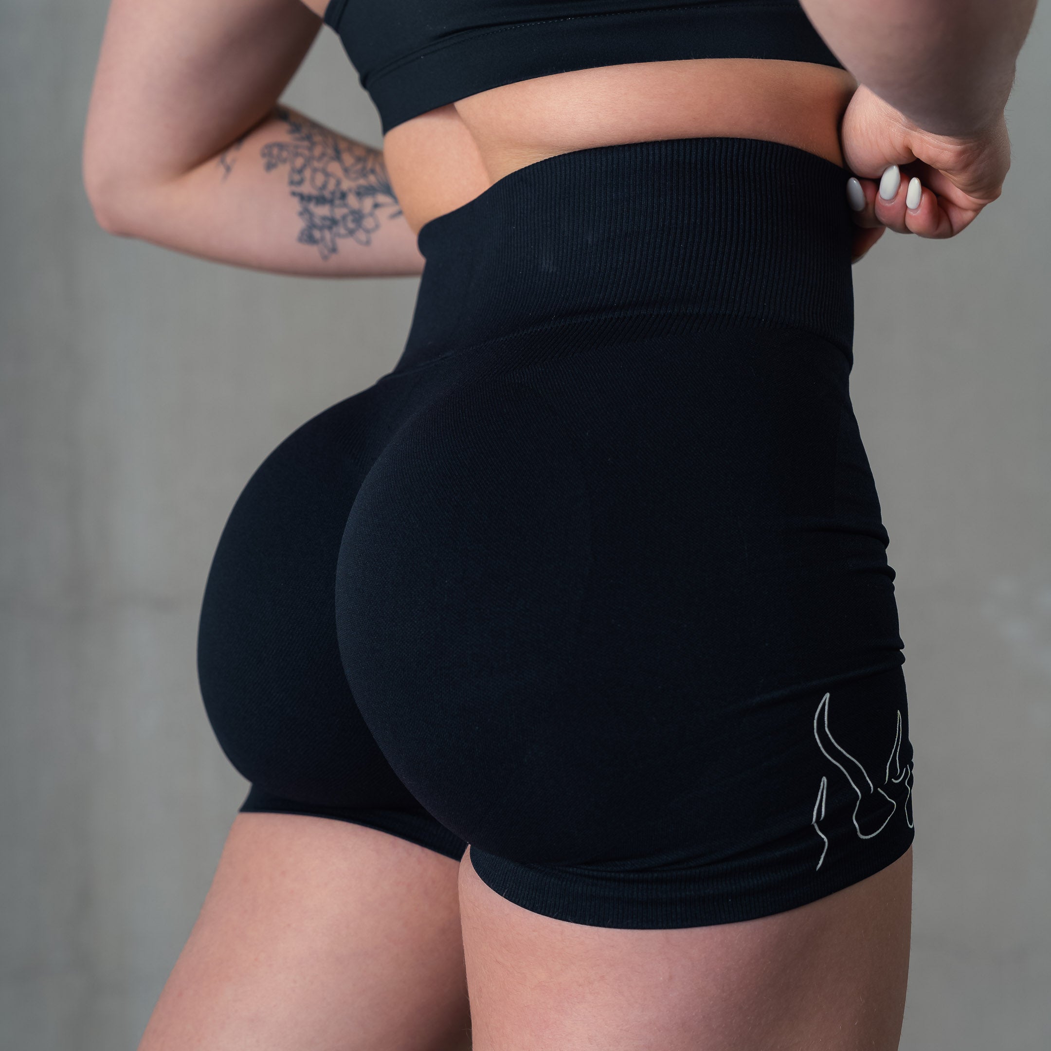 SEAMLESS FLAMES BIKER SHORTS - BLACK / WHITE