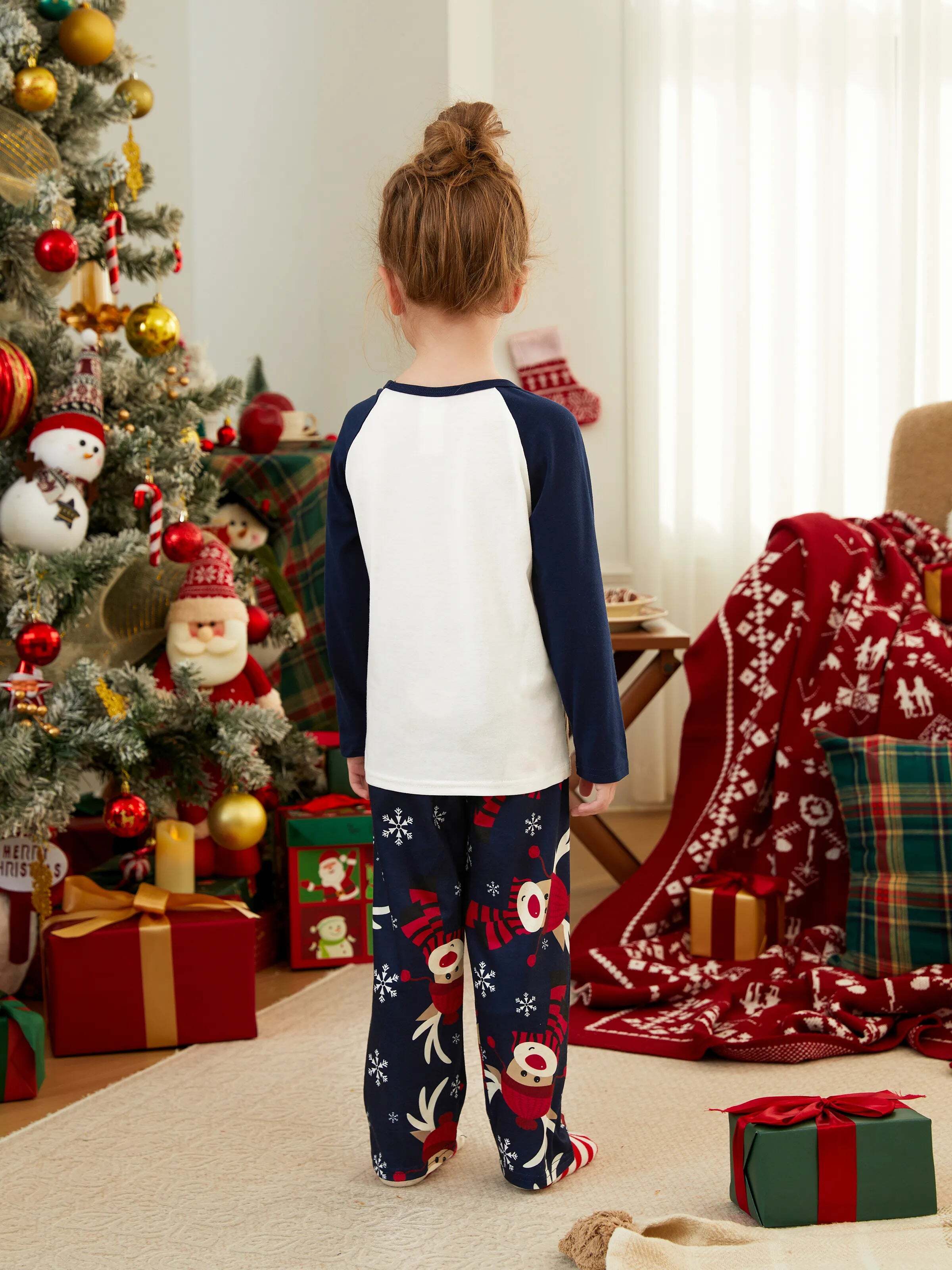 Christmas Family Pajamas Reindeer Pattern Big Graphic Raglan Sleeves Pajamas Sets with Christmas Socks Dark blue/White/Red