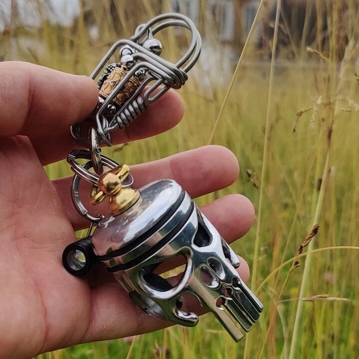 Piston art skull keychain (pendant/flashlight)
