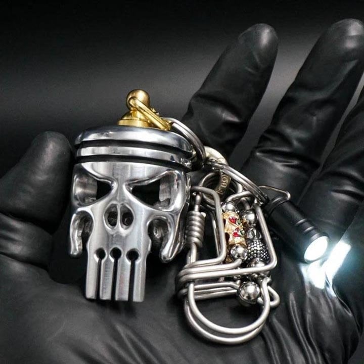 Piston art skull keychain (pendant/flashlight)