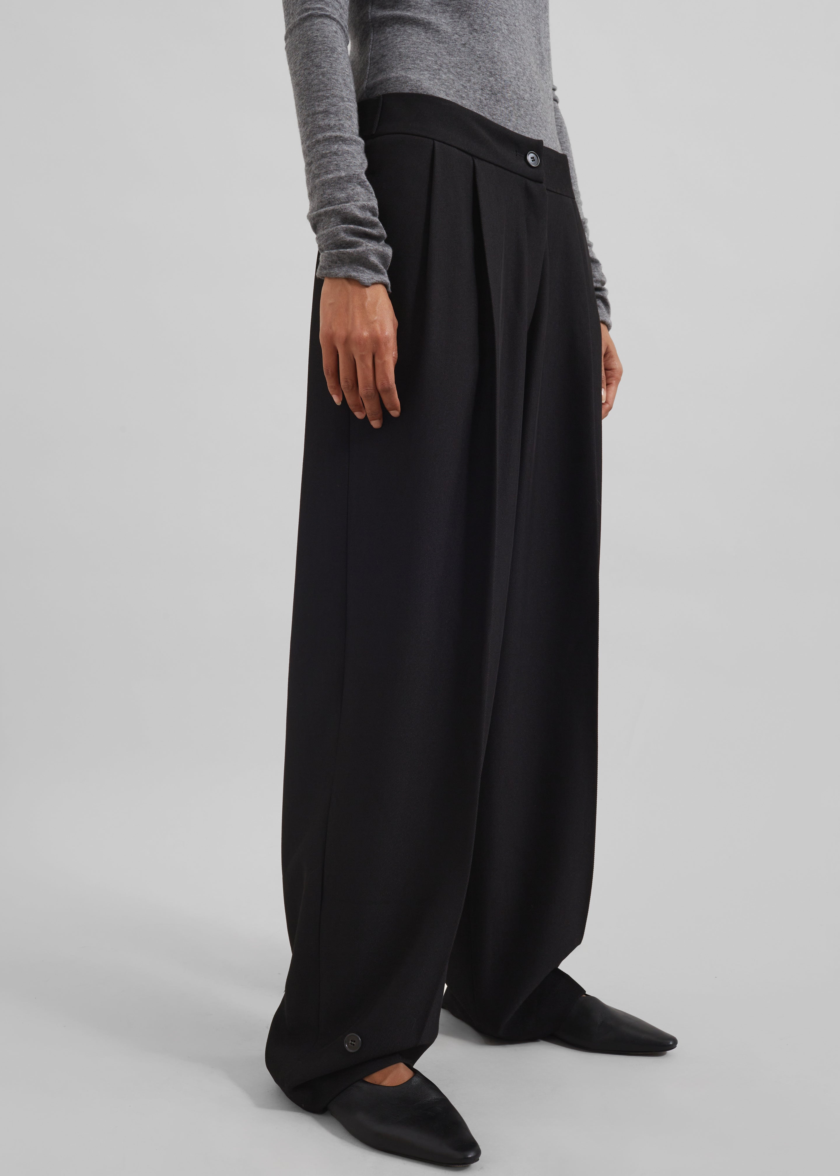 Doyer Pleated Trousers - Black
