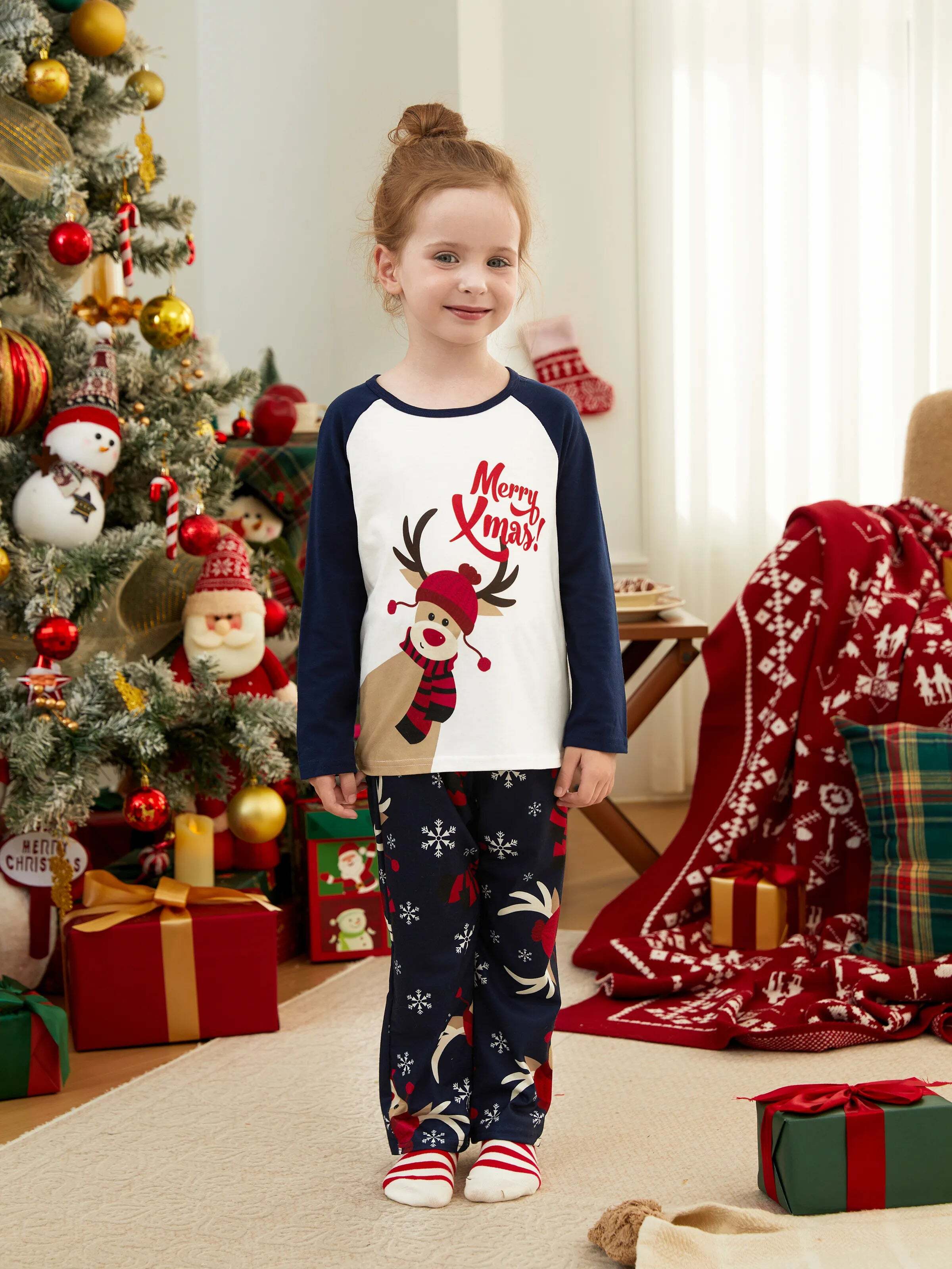 Christmas Family Pajamas Reindeer Pattern Big Graphic Raglan Sleeves Pajamas Sets with Christmas Socks Dark blue/White/Red