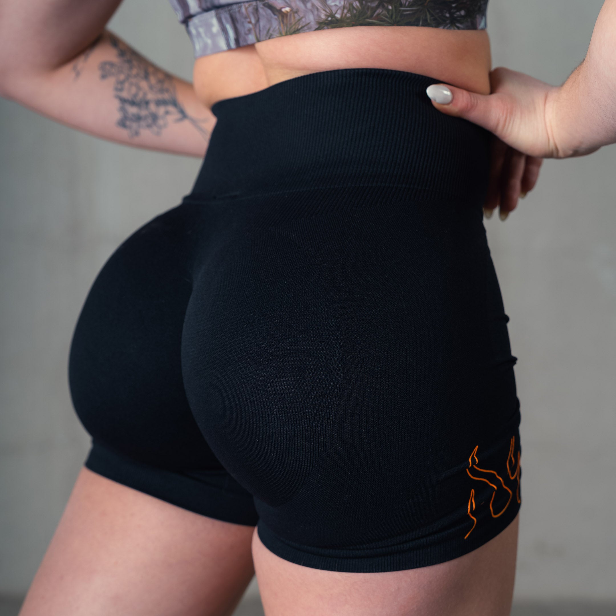 SEAMLESS FLAMES BIKER SHORTS - BLACK / ORANGE