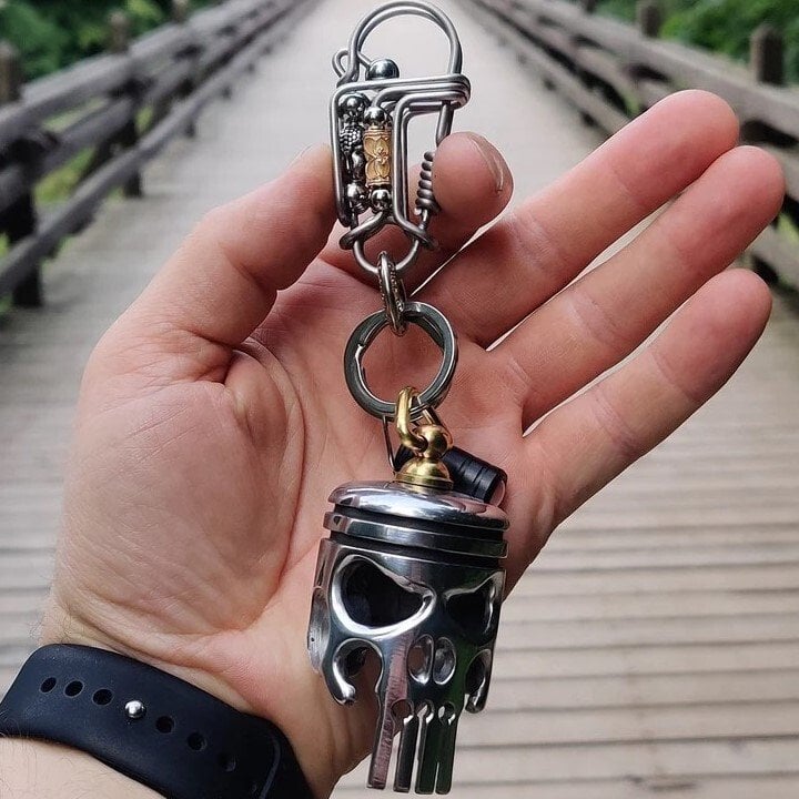 Piston art skull keychain (pendant/flashlight)
