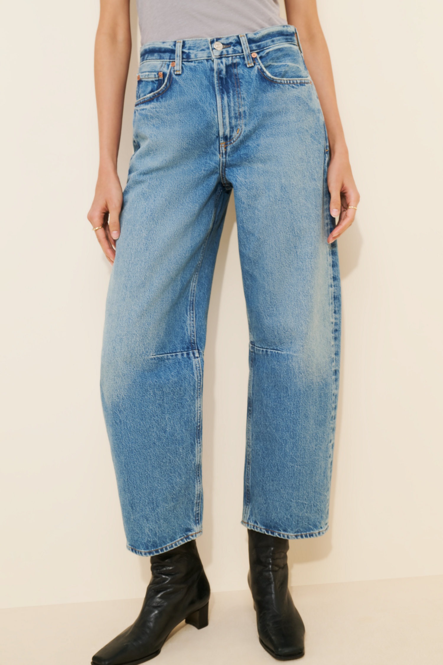 Light Relaxed Barrel Jeans