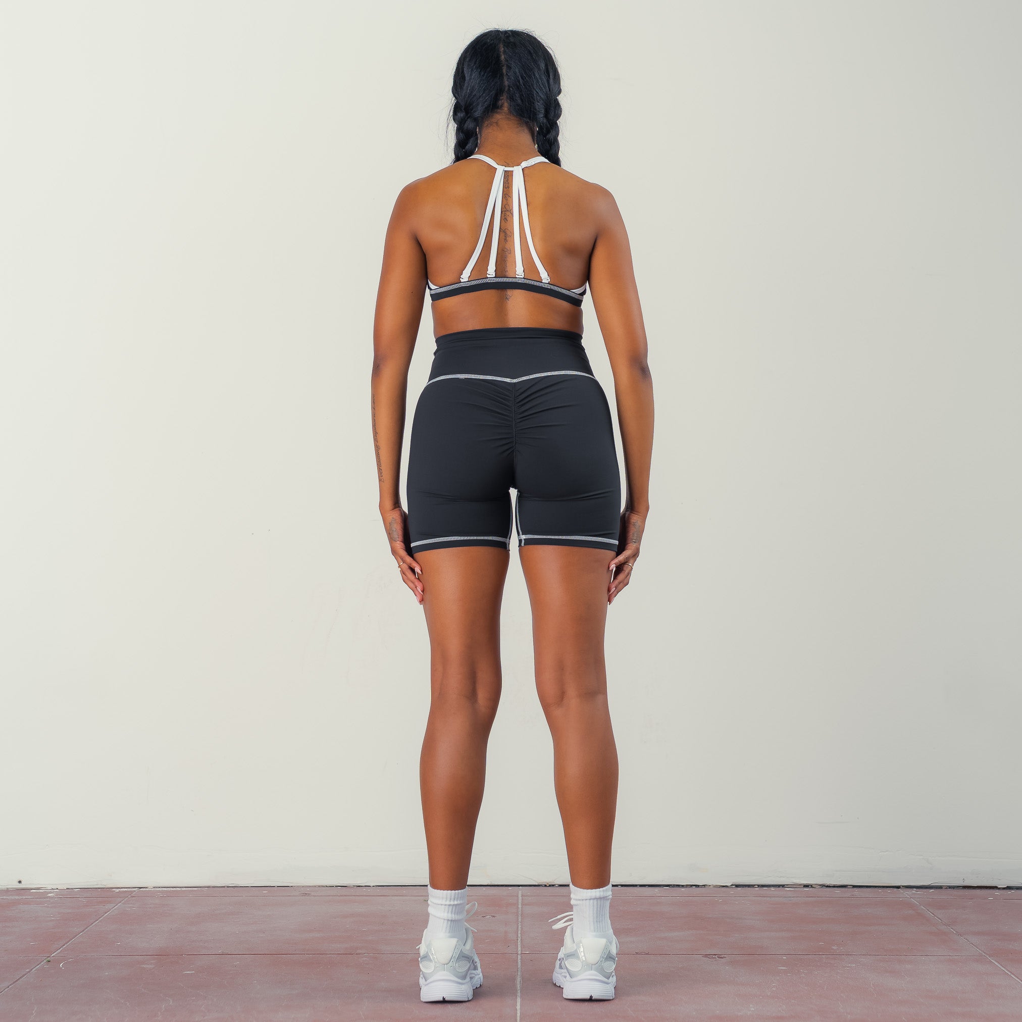 OUTSEAM SCRUNCH BIKER SHORTS - BLACK / WHITE