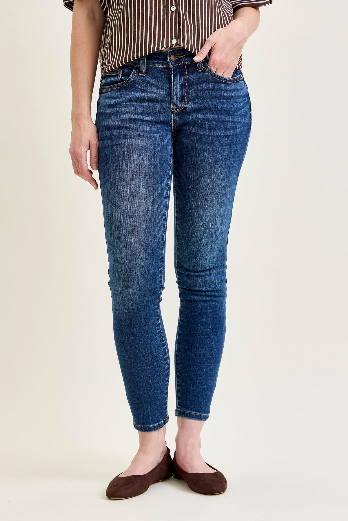 Ella Mid Rise Handsand Classic Skinny Jeans