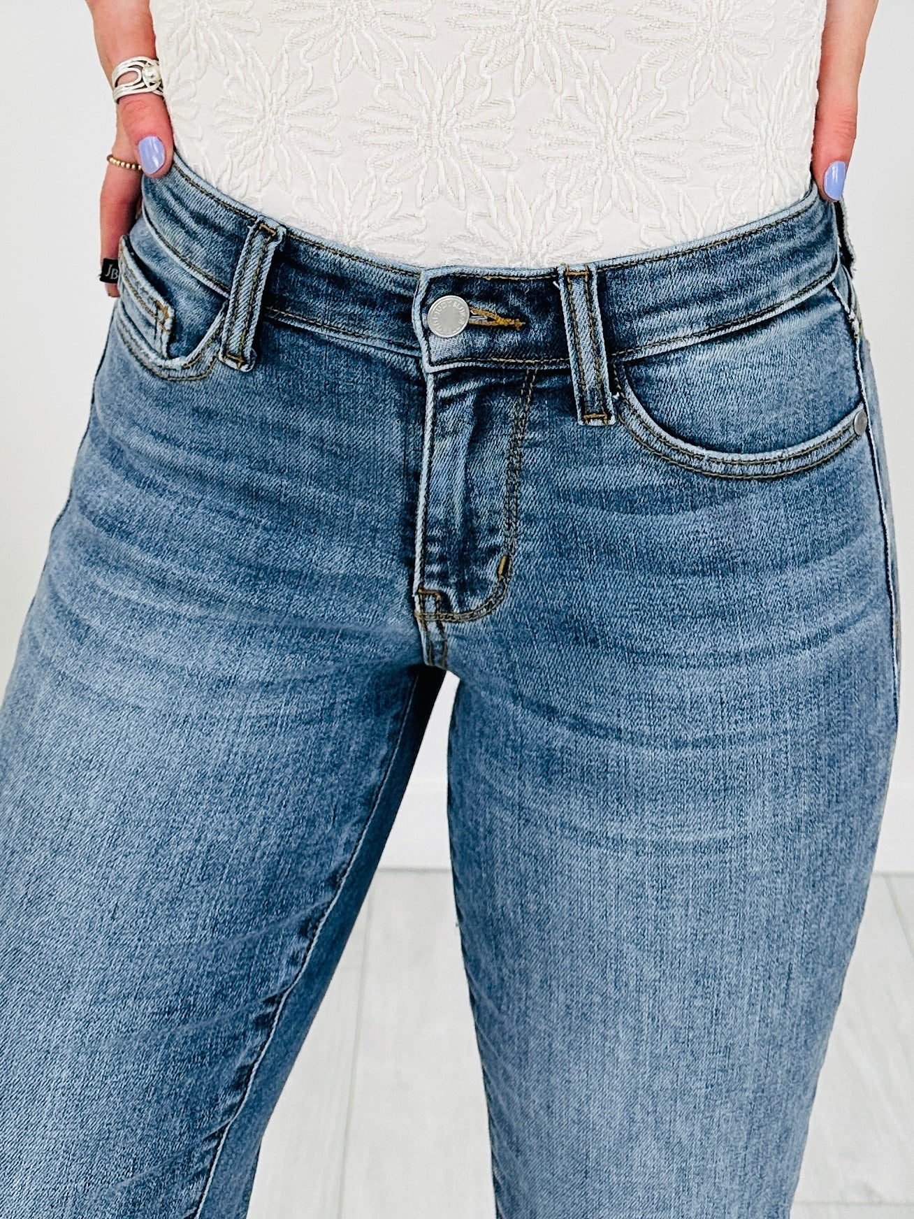 Judy Blue Instant Classic Slim Fit Jeans in Reg/Curvy