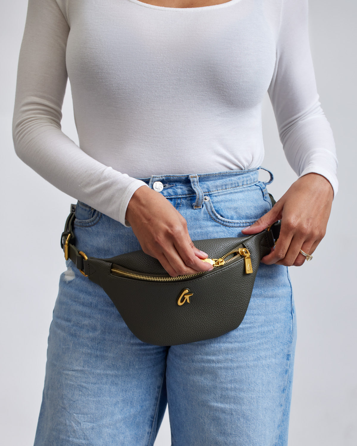 MINI PEBBLE FANNY PACK - OLIVE GREEN